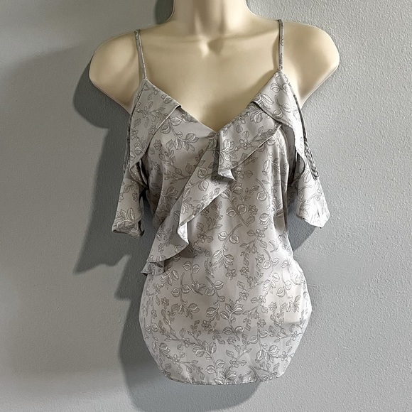 Banana Republic Tops - ✨5 for $15 - Banana Republic Top Gray Floral XS